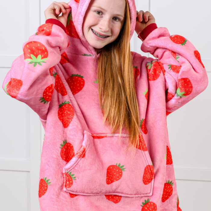 KidsOversizedHoodieBlanketinStrawberry11