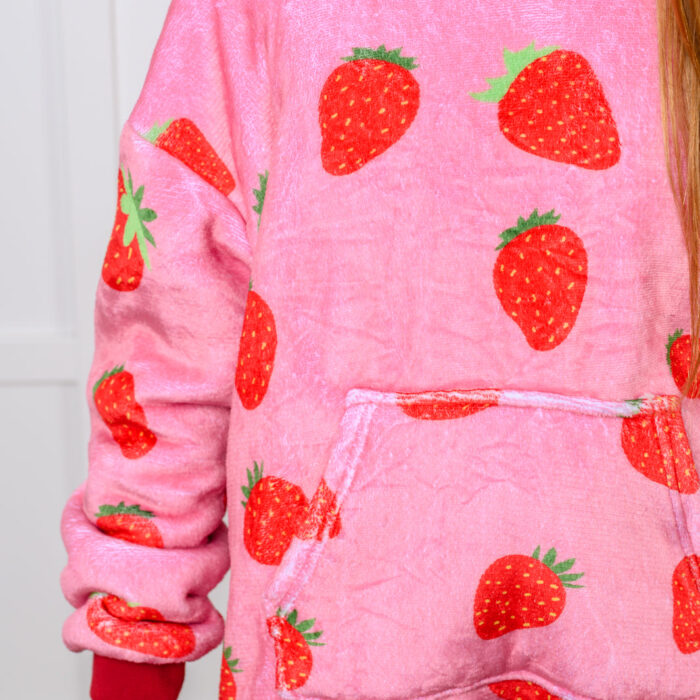 KidsOversizedHoodieBlanketinStrawberry5