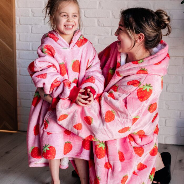 Kids_AdultOversizedHoodieBlanketinStrawberry12